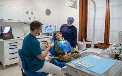 Apparecchio Tradizionale vs. Invisibile: Qual è la Scelta Giusta per il Tuo Sorriso?